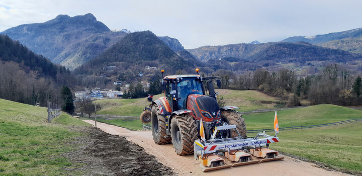 Valtra T 214 mit Wegebaukombination