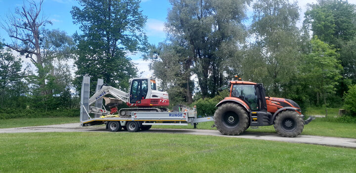 Valtra mit Tandemtieflader 19t. 