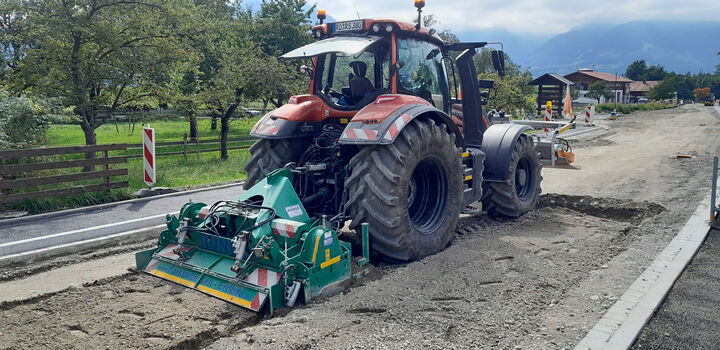 Valtra T214 mit HEN Steinfräse